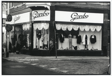 402113 Gezicht op de etalage van de dameskledingzaak Garbo (Nobelstraat 215) te Utrecht, op de hoek met de Muntstraat.